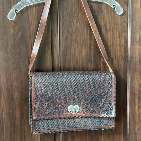 🤎Vintage~Handmade Leather Bag with Heart Clasp Closure - Picture 3 of 14
